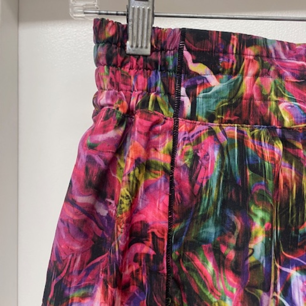 EUC Lululemon Hotty Hot High Rise Shorts 2.5" Hyper Flow - Picture 3 of 8